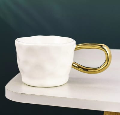 Moderne Keramische Kop - Wit Gekreukt Design met Glanzend Goud Handvat - Unieke Mok 400ml