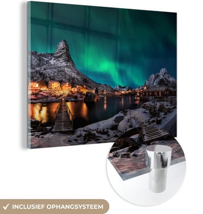 MuchoWow® Glasschilderij 160x120 cm - Schilderij acrylglas - Noorderlicht - IJsland - Sneeuw - Dorp - Groen - Bergen - Foto op glas - Schilderijen