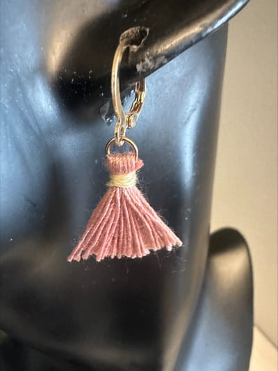 goudkleurige oorringetjes met een rose kwastje | Make up | Parfum | Moederdag | Verjaardagscadeau| Cadeautje| Valentijnsdag| Kado | sieraden | vaderdag | oorbellen | oorsieraden