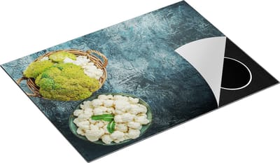 Chefcare Inductie Beschermer Bloemkolen op een Grijze Tafel - 70x50 cm - Afdekplaat Inductie - Kookplaat Beschermer - Inductie Mat