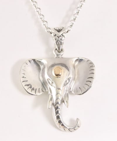 Traditionele zilveren olifant hanger met 18k gouden decoratie aan ketting