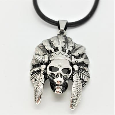 Stoer edelstaal doodskop met indianentooi op zwart 60 cm leer ketting.