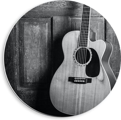Forex Wandcirkel - Gitaar bij Houten Deur (zwart/wit) - 40x40cm Foto op Wandcirkel (met ophangsysteem)