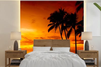 Behang - Fotobehang Palmboom - Zonsondergang - Tropisch - Oranje - Zee - Breedte 220 cm x hoogte 220 cm