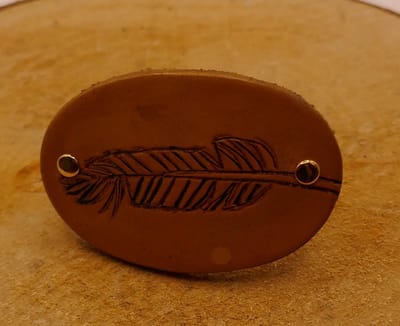 Leren beige haarclip voor kinderen met veer - sierlijke kinder haarclip - leuke kinder haarspeld gemaakt van natuurlijke materiaal leer - stevige kinder haarclip - beige kinder haarclip