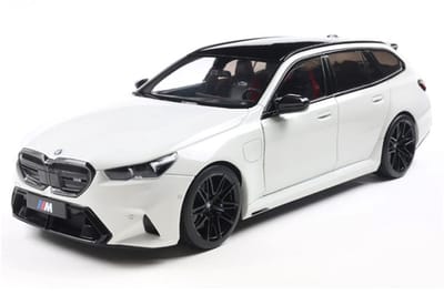BMW M5 Touring (G99) '24, wit (Alpine white solid) schaal 1:18