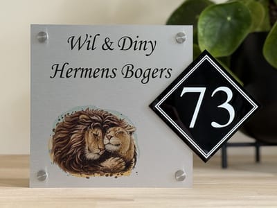 Naambordje / huisnummer voordeur | leeuw | Leeuwen | 20x28.5| rvs look | RVS afstandhouders