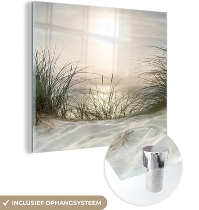 MuchoWow® Glasschilderij 20x20 cm - Schilderij acrylglas - Zand - Gras - Zon - Foto op glas - Muurdecoratie woonkamer - Wanddecoratie slaapkamer - Schilderijen