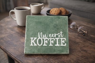 Spreuktegeltje, Tegeltje met tekst: Nu eerst koffie, Cadeai, Tekst tegeltje, Bedrukt tegeltje, XLX®