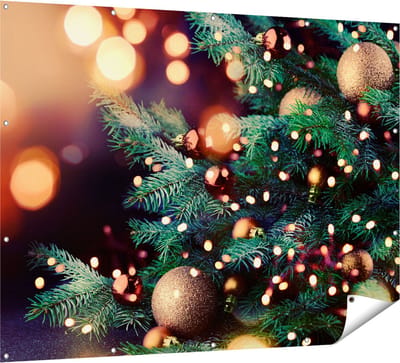 Gards Tuinposter Versierde Kerstboom met Lichtjes - 160x120 cm - Tuindoek - Tuindecoratie - Wanddecoratie buiten - Tuinschilderij
