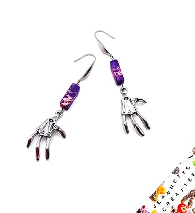 Jeannette-Creatief® - Halloween - Bone Hands - Natuursteen Paars - Paarse Jaspis Tube Natuursteen - Oorhangers - Oorbellen - Botten - Skelethand - Halloween accessoires - Halloween oorbellen - Halloween Kostuum - - Carnaval - Carnavalskleding