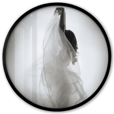 Poster in lijst Rond - Fotolijst 40x40 cm - Posters - Vrouwen - Jurk - Dansen - Zwart wit - Ronde posterlijst zwart - Decoratie - Wanddecoratie woonkamer - Muurdecoratie slaapkamer