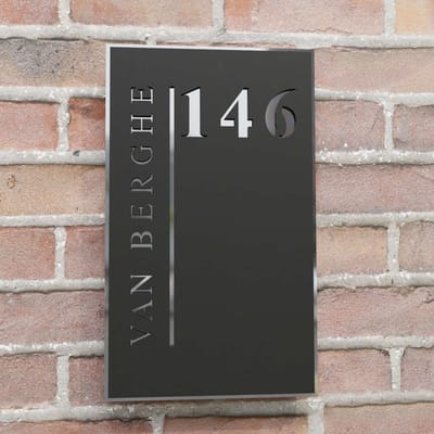 Naambordje voordeur - Huisnummerbord - Rechthoek staand verticale tekst - 30x18 - zwart/zilver - blinde bevestiging