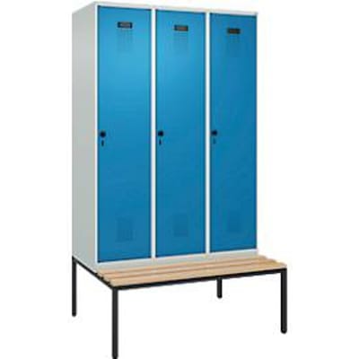 C+P Evolo Plus garderobekast, 3 vakken, 400 mm vakbreedte, met bank eronder, B 1200 x D 815 x H 2120 mm, draaigrendel, lichtgrijs/lichtblauw