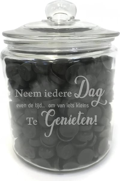 Grote snoeppot /koekpot (zonder drop) met tekst gravure QUOTE: NEEM IEDERE DAG EVEN DE TIJD OM VAN IETS KLEINS TE GENIETEN. Cadeau-verjaardag-bedankje. Dik sterk glas. Het formaat is 25cm incl. deksel, 19cm doorsnede, inhoud 3,8 liter.