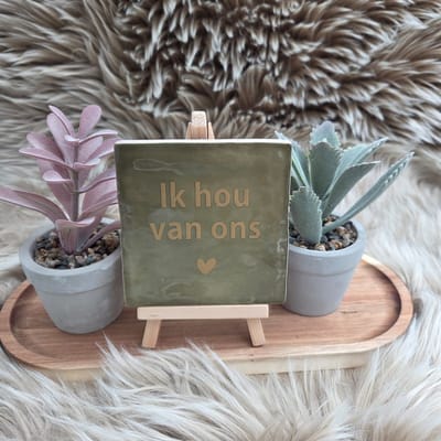 Robuust wenstegeltje "Ik Hou van Ons" – Hip trendy tegeltje – Cadeau voor Partner, Valentijn of Jubileum – Stijlvol en Persoonlijk Woonaccessoire - Zomaar - Voor jezelf – Trendy nu – Decoratief Tegeltje met Standaard – Cadeau Idee