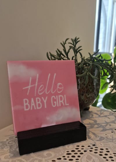 Tegeltje Hello Baby Girl - Hippe Spreuktegel - Keramisch - Tekst Tegel - Quote - Tegeltje met Print - Kraam Cadeau - Geboorte Kado - Kraamvisite - Meisje Geboren -