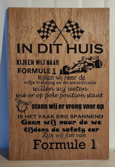 Formule 1 wandbord 26.6 x 40cm - In dit huis zijn wij fan van - Max Verstappen - FIA race - Groot