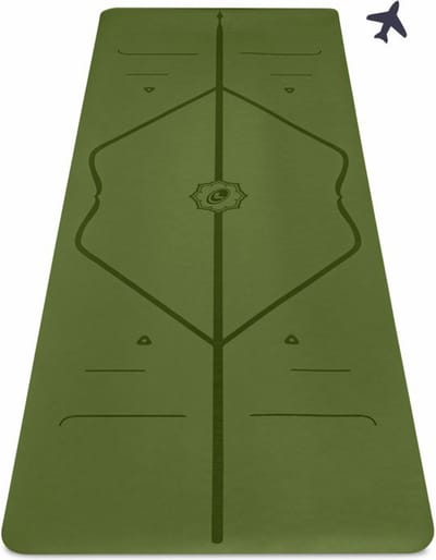 Liforme Compacte Reis Yogamat Olijf Groen - (66 x 180 x 0,2 cm) 1,6 kg | Inclusief Draagtas | Lichtgewicht & Reisvriendelijk | Uitstekende Grip & Snel Drogend | Milieuvriendelijk Rubber | AlignForMe Markeringen | Geschikt voor Yoga Onderweg