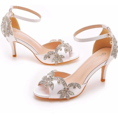 Sandalen met hoge hak van 7 cm, open mond, gesp in één vorm, grote maat, ronde neus, hoge hakken met gouden strass steentjes, slanke hak. 41 beige