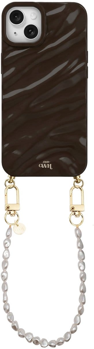 xoxo Wildhearts Glaze Cord Case Bruin - Geschikt voor iPhone 15 Plus - Pearlfection - Kort koord - Glimmend siliconen telefoonhoesje met plooien - Dream hoesje met koord - Parelketting - Telefoonkoord