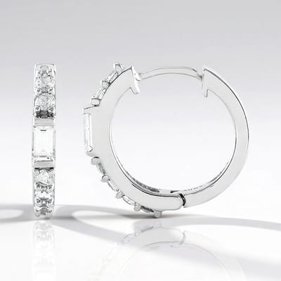 Cavill - 925 Sterling Zilver Geplatineerde Oorbellen - 2 Witte Saffieren (0,615 ct) & 12 Zirkonen (1,049 ct) - Elegante Ronde Hoepels 20 mm