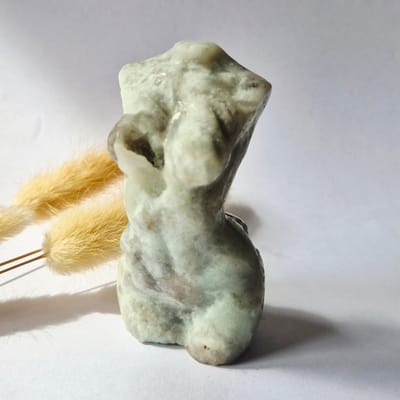 Caribbean Calciet vrouwenbeeldje 8 cm (#22) – handgeslepen edelsteen goddess carving