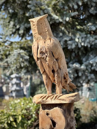 Uil Jono op stam 65 cm hoog - tropische houtsoort gedroogd - hout - decoratiefiguur - handgemaakt - dierenbeeld - interieur - accessoire - voor binnen - voor buiten - cadeau - geschenk - tuinfiguur - tuinbeeld
