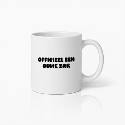 Grappige Witte Koffiemok met Gedurfde Nederlandse Tekst 'Officieel Een Ouwe Zak' – Humoristisch Cadeau voor Oudere Volwassenen