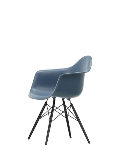 Vitra DAW Eames Plastic Armchair - zeeblauw RE - esdoorn zwart