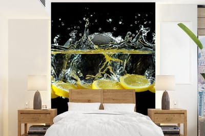 Behang - Fotobehang Citroen - Fruit - Geel - Stilleven - Water - Breedte 165 cm x hoogte 220 cm