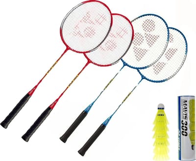Yonex badminton groepspakket: 4 GR-020 badmintonrackets en 6 Mavis 300 yellow medium shuttles
