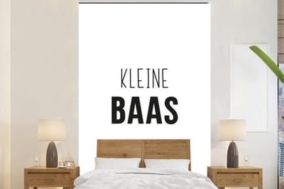 Behang kids - Kinderkamer decoratie - Spreuken - Kleine baas - Zwart - Wit - Quotes - Kinderen - Jongens - 200x300 cm - Wanddecoratie Jongenskamer
