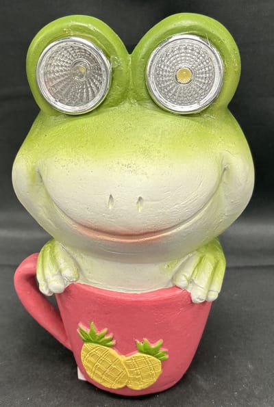 Polyresin solarlamp "kikker in kop met ananassen" - meerkleurig - met 2 LEDs - staand model - hoogte 14 x 10 x 5 cm - Tuindecoratie - Tuinverlichting