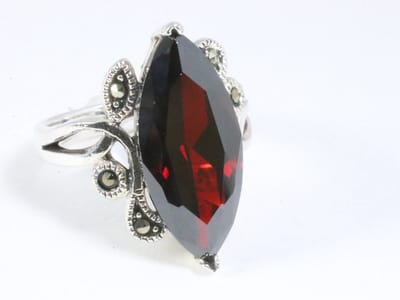 Zware zilveren ring met granaat en marcasiet - maat 19.5