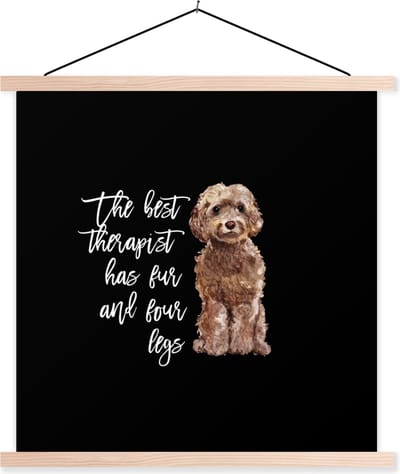 Posterhanger incl. Poster 40x40 cm - Schoolplaat - The best therapist has fur and four legs - Spreuken - Honden - Quotes - Textielposter - Blanke latten