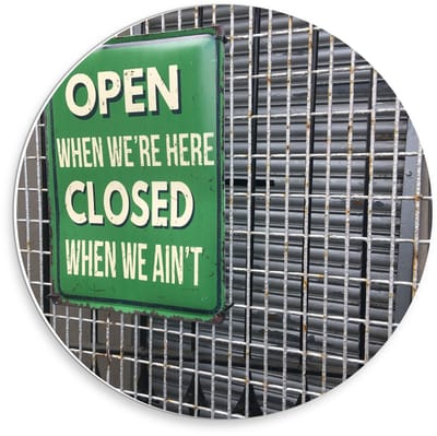 KuijsFotoprint - Schilderij - Bord Met Tekst: Open When Wee Here. Closed When We Aint - Groen En Grijs - 30 X 30 Cm