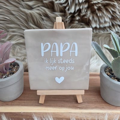 Robuust Wenstegeltje Papa ik lijk steeds meer op jou – Hip trendy tegeltje – Uniek Cadeau voor papa, vaderdag of zomaar – Stijlvolle Woondecoratie met Boodschap – Trendy nu – Decoratief Tegeltje met Standaard – Cadeau Idee