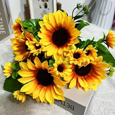Bouquet de Tournesols Artificiels Vif à 13 Têtes avec Centres Brun Foncé & Feuillage Vert - Parfait pour Décoration Intérieure, Mariages yellow