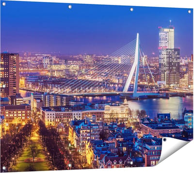 Gards Tuinposter Rotterdamse Skyline met de Erasmusbrug - 120x90 cm - Tuindoek - Tuindecoratie - Wanddecoratie buiten - Tuinschilderij