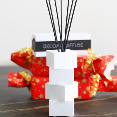 Witte Geurstokjes houder Structuur – Navulbare Diffuser Set Black Diamond Amber Oak Cozy Plaid – Luxe Geurstokjes en Huisparfum