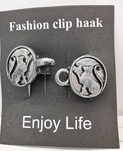 Vestsluiting - clip met haakje - Kat vangen vlinder - voor - vest - sjaal - omslagdoek in kleur antiek zilver look.