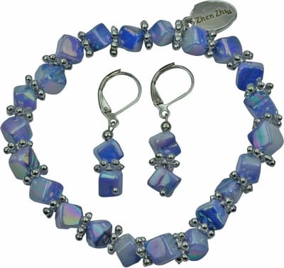 Parelmoeren set Shell Cube AB Blue - armband + oorbellen - parelmoer - edelstaal - blauw - zilver - elastisch armband - luxe sieraden zakje - blauw armband - armband dames - blauwe oorbellen - oorbellen dames