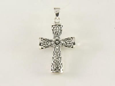 Opengewerkte zilveren kruishanger