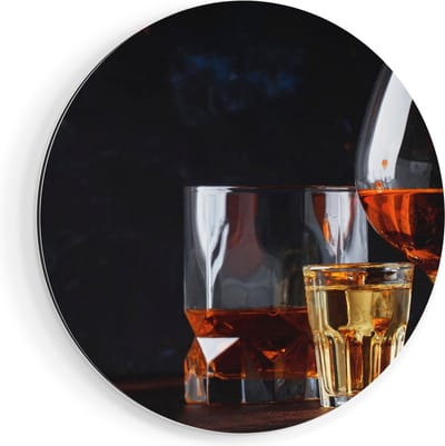 Artaza Dibond Muurcirkel Sterke Alcohol Drank - Glazen - Ø 60 cm - Wandcirkel - Rond Schilderij - Voor Binnen en Buiten