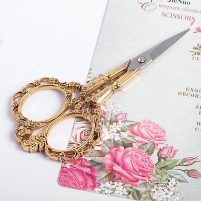 Klassieke vintage stijl schaar voor nagelkunst, naaigaren, stof en knutselen thuis beige