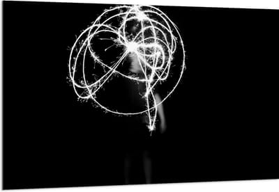 Acrylglas - Persoon met Abstracte Licht Gekleurde Strepen - 150x100 cm Foto op Acrylglas (Wanddecoratie op Acrylaat)
