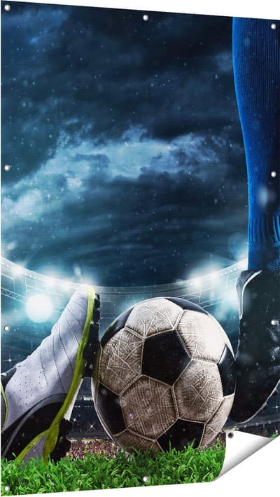 Gards Tuinposter Voetbal Sliding op de Bal in het Stadion - 100x150 cm - Tuindoek - Tuindecoratie - Wanddecoratie buiten - Tuinschilderij