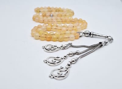 Handgemaakte tesbih "Tasbih" natuursteen " Calciet geel " - Aantal kralen 99 - Diameter kralen 8MM - met metaal tassel "Mijn moeder" - Een mooi cadeau-idee