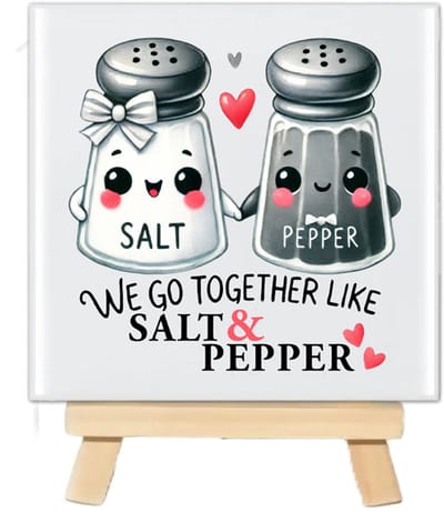 Tegeltje met tekst en schattig Kawaii food - We go together like Salt & Pepper - 10x10cm - inclusief houten standaard